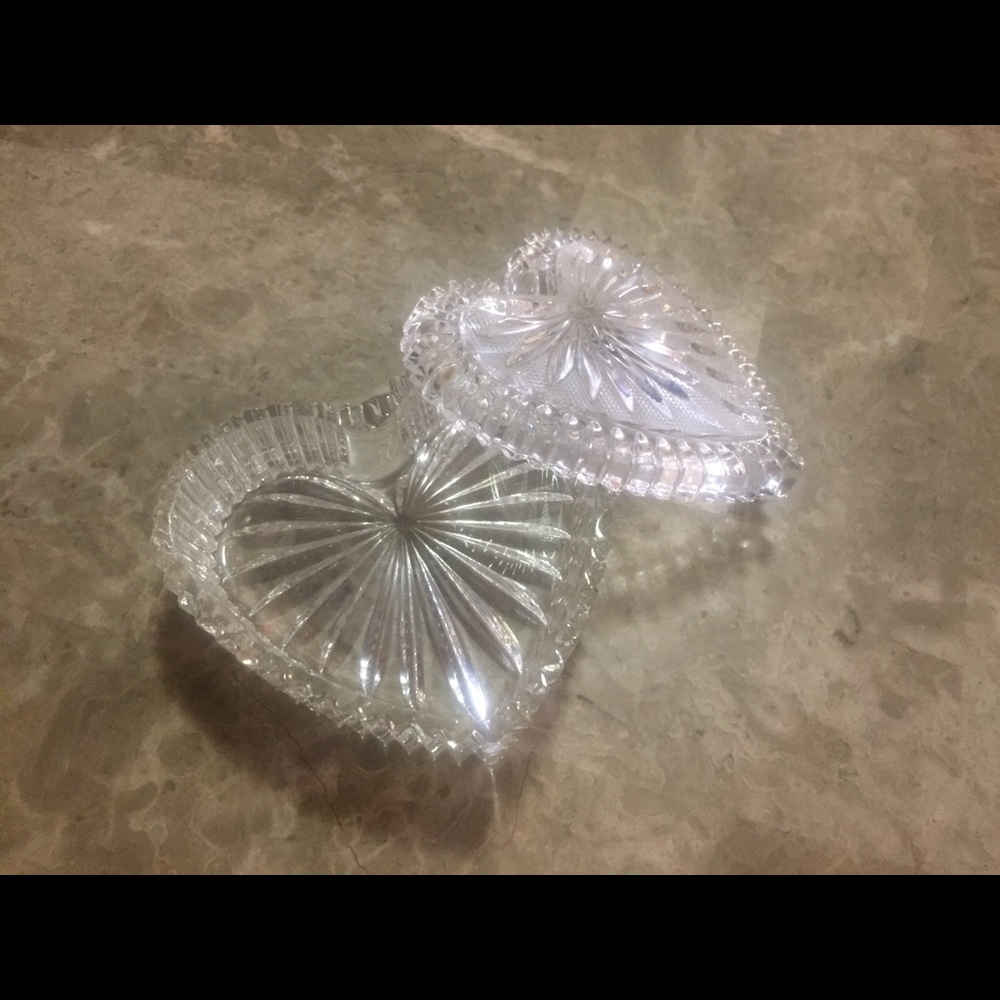 Glass heart shaped trinket box - Picture 5 of 5